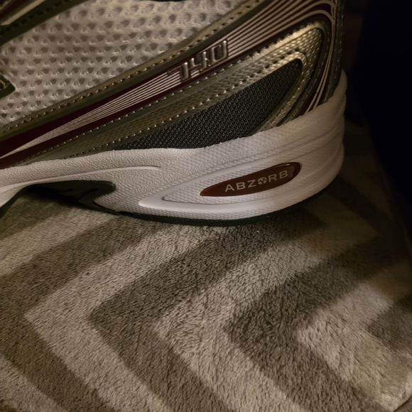 New Balance White and Maroon Sneakers - Picture 6 of 12